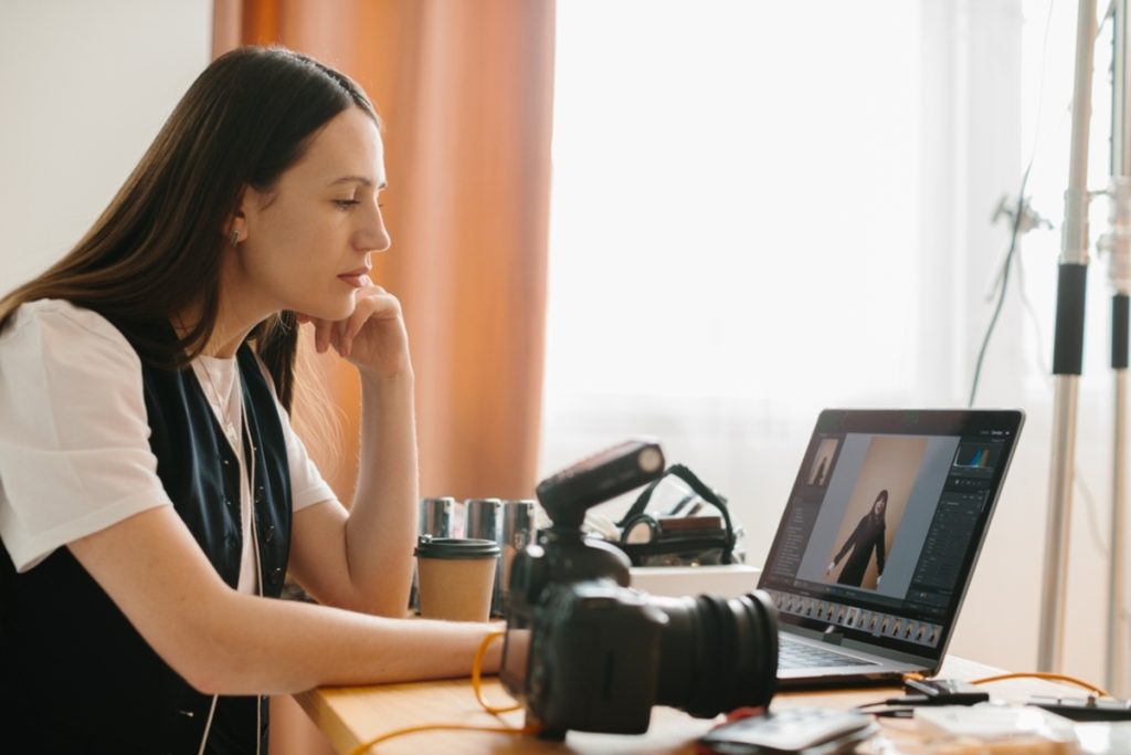 Ein Fotograf arbeitet an einem Laptop | Luminar Neo Blog