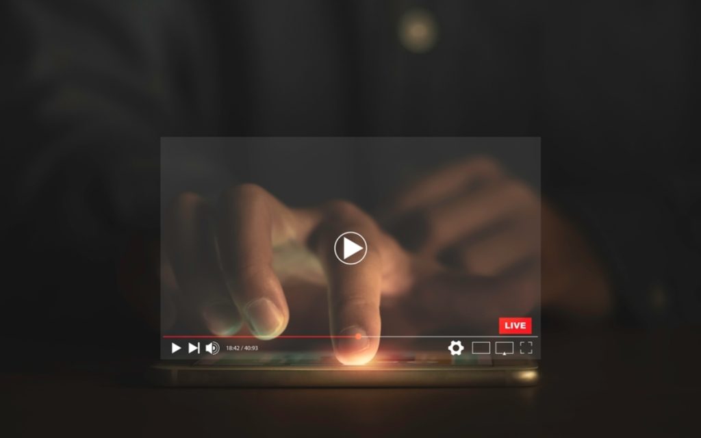 Ein Mann klickt auf das Bild eines YouTube-Videos | Luminar Neo Blog
