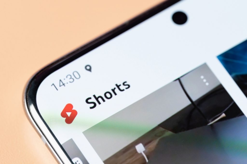 Kurzvideos auf YouTube auf einem Smartphone | Luminar Neo Blog