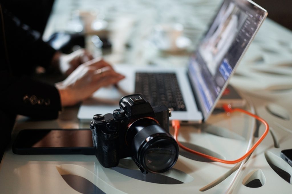 Kamera an Laptop angeschlossen | Luminar Blog