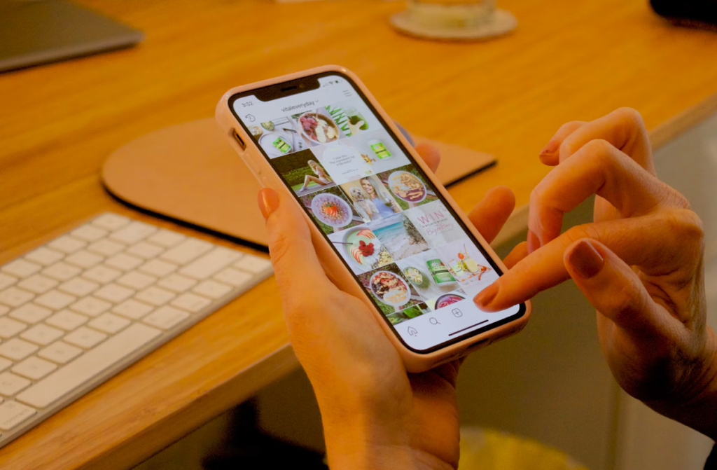 Ein Mädchen scrollt durch ihren Instagram Feed | Luminar Blog