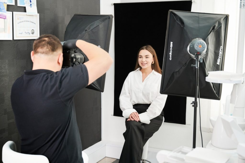 Fotograf macht Portrait einer Frau im Fotostudio | Luminar Blog
