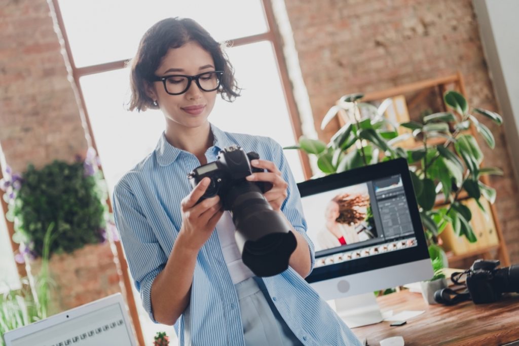 Fotograf mit einer Kamera | Luminar Blog