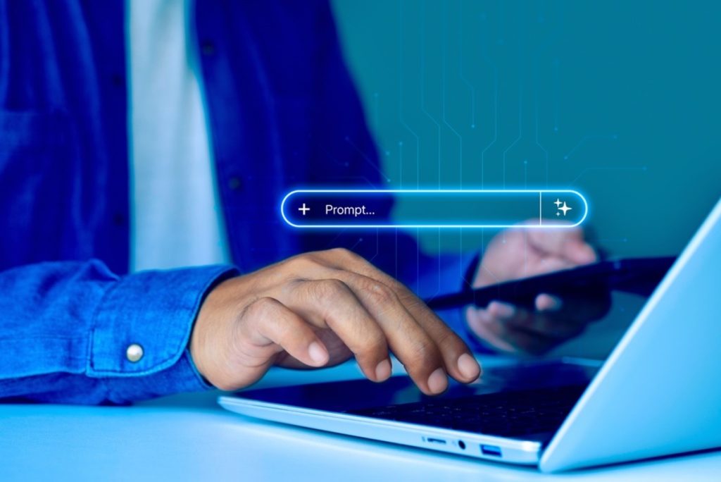 Person tippt auf einem Laptop mit blauem Hintergrund | Luminar Blog