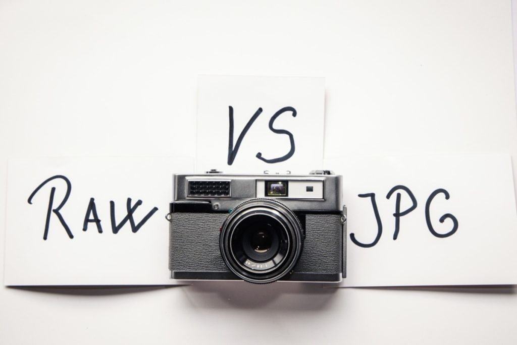 Kamera mit Schriftzug RAW vs JPEG auf Papier | Luminar Blog