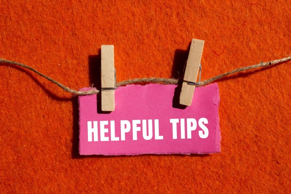 Schild mit Aufschrift HELPFUL TIPS an einer Leine | Luminar Blog