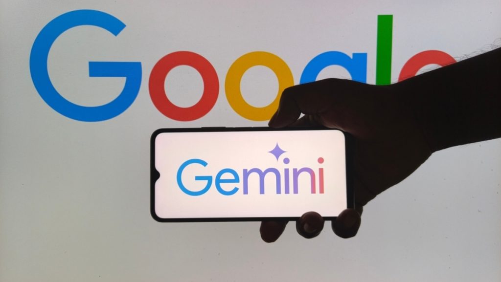Hand hält ein Smartphone mit Google Gemini Logo | Luminar Blog