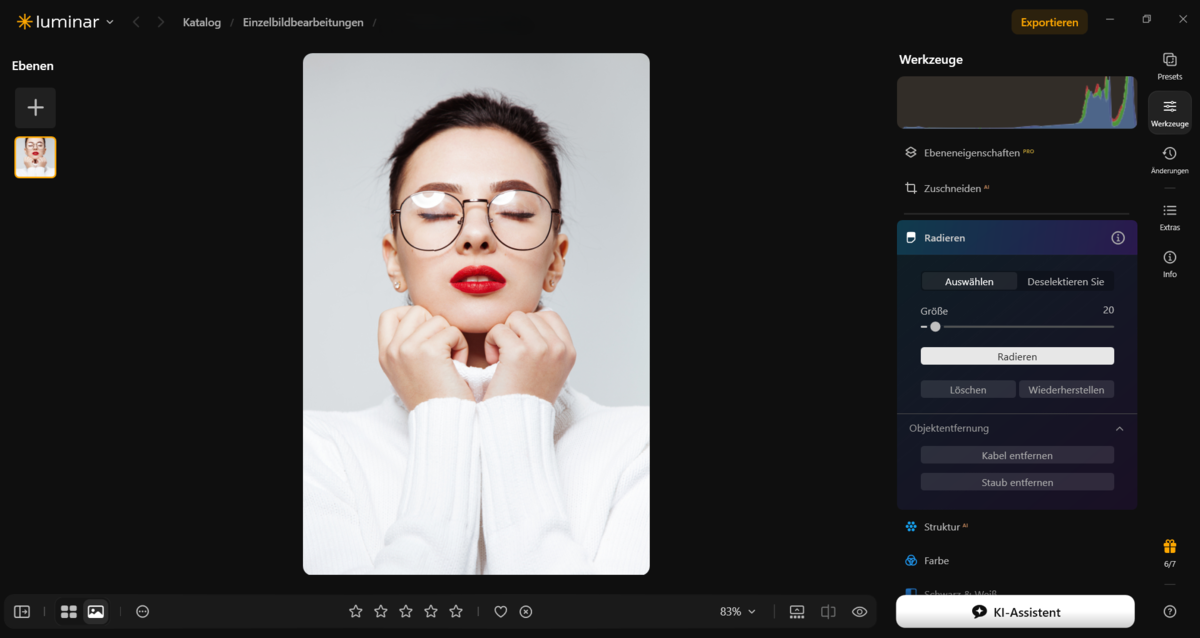Luminar Werkzeug Radieren im Porträt einer Frau mit Brille und geschlossenen Augen | Luminar Blog