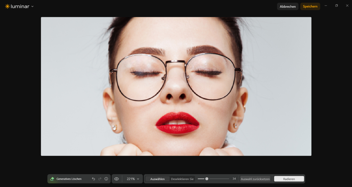 Luminar Werkzeug Generatives Löschen auf Porträt mit Brille und roten Lippen angewendet | Luminar Blog
