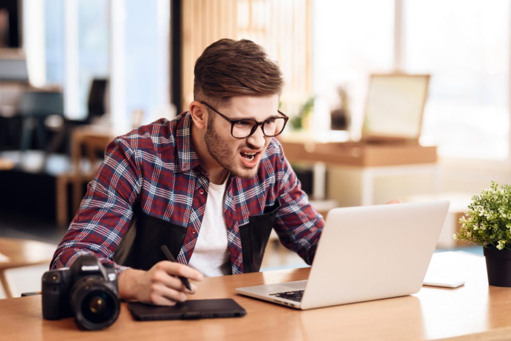 Ein Fotograf ist erstaunt vor seinem Laptop | Luminar Blog