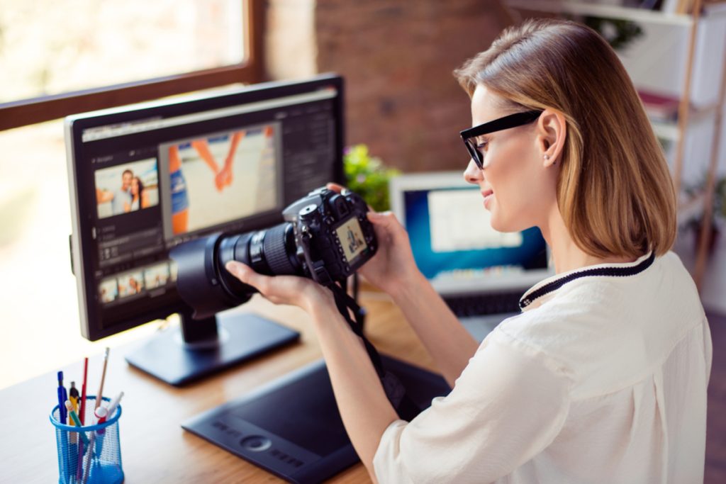 Frau arbeitet mit Grafiktablett am PC | Luminar Blog