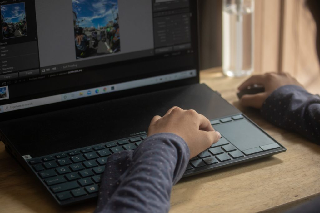Laptop mit Lightroom am Schreibtisch | Luminar Blog