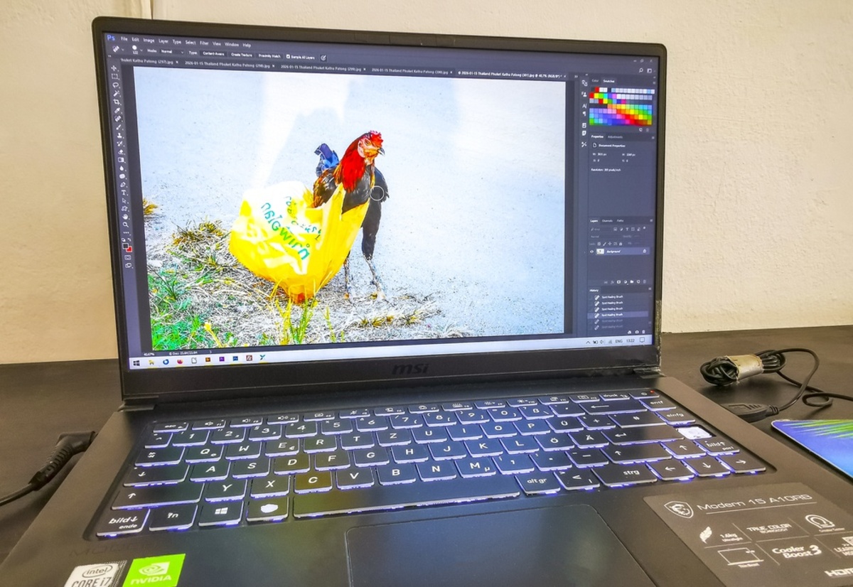 Photoshop mit Spot-Healing-Werkzeug auf Hahn-Foto, Ebenenpalette rechts, auf MSI-Laptop | Luminar Blog