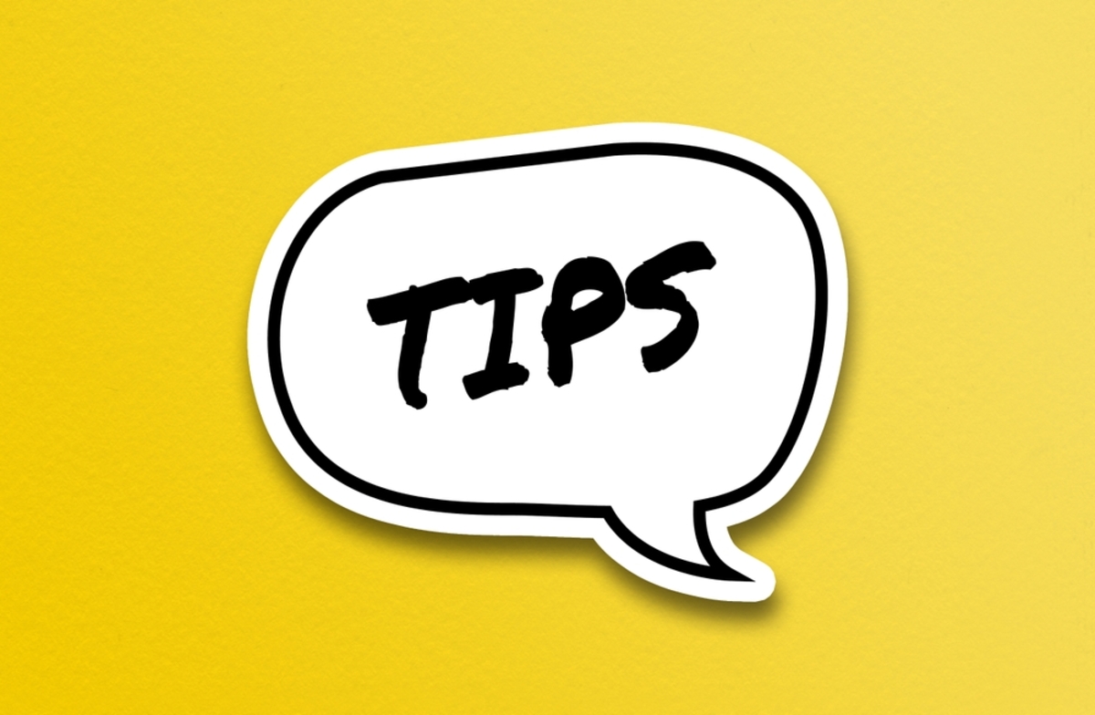 Weiße Sprechblase mit dem handgeschriebenen Wort TIPS auf gelbem Hintergrund | Luminar Blog
