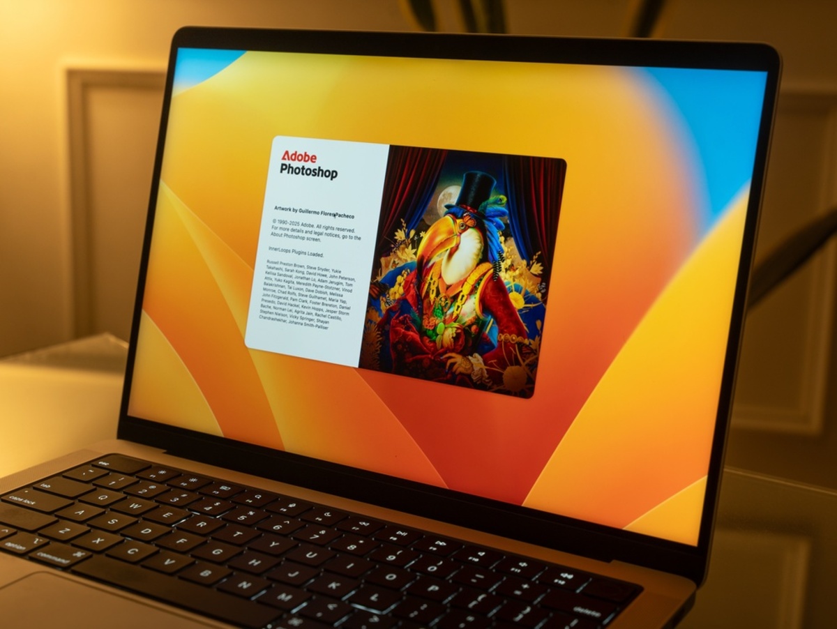Photoshop-Startbildschirm mit Toucan-Illustration auf einem aufgeklappten Laptop | Luminar Blog