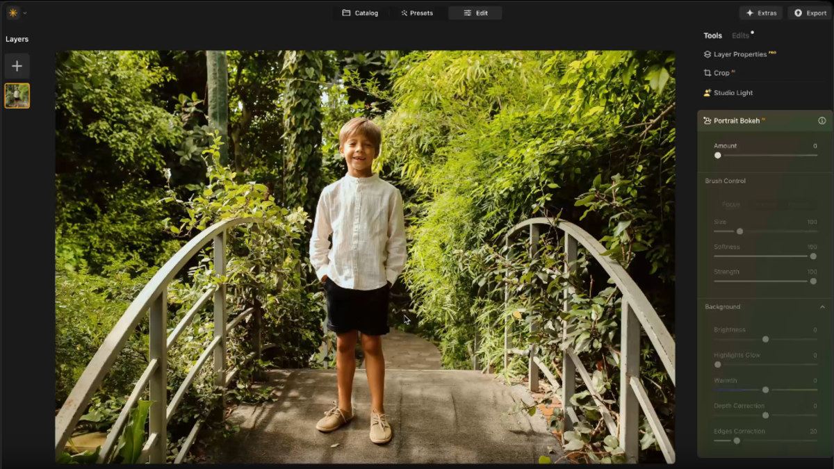 Luminar-Werkzeugleiste mit Portrait-Bokeh-Reglern neben Junge auf Brücke im grünen Garten | Luminar Blog