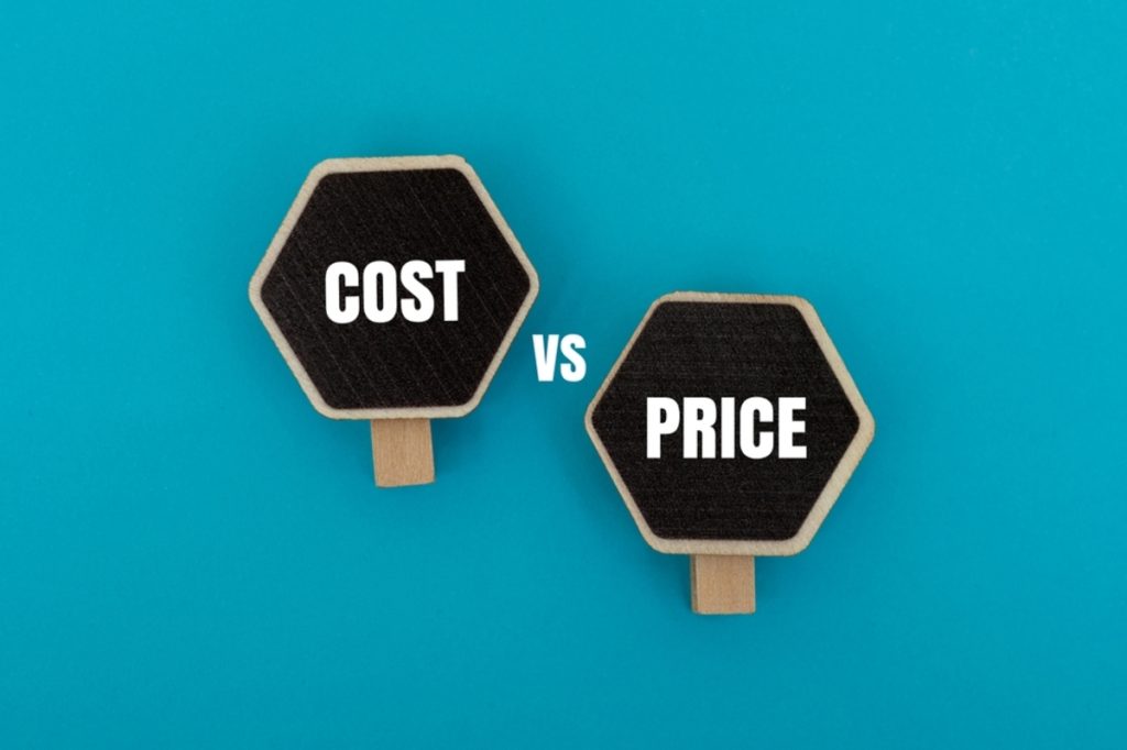 Schilder mit den Aufschriften COST und PRICE auf Blau | Luminar Blog