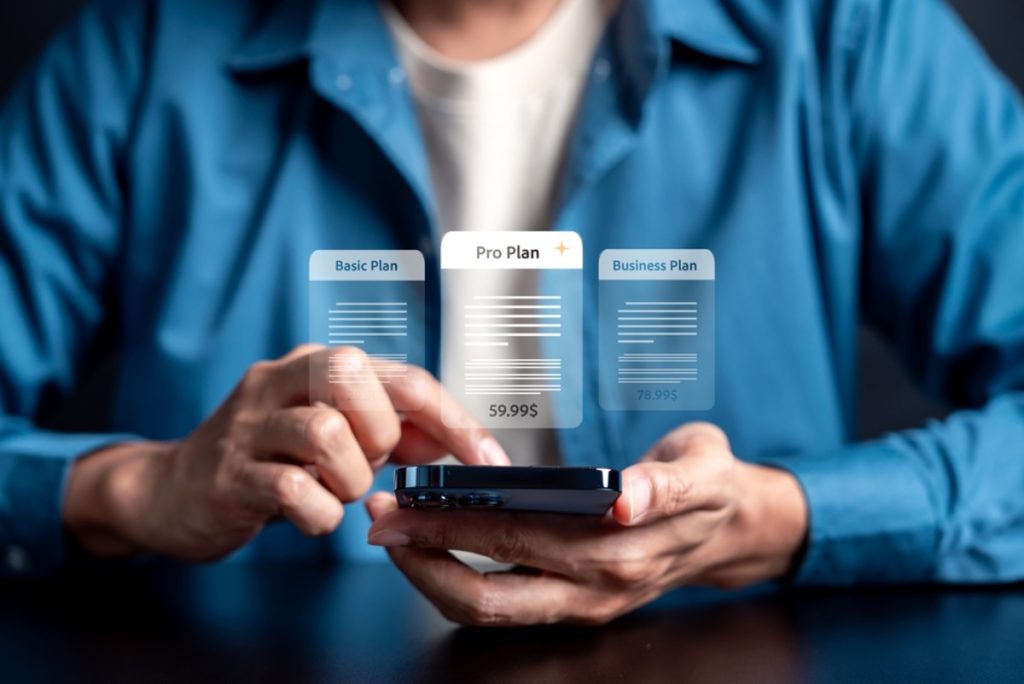 Hände mit Smartphone und transparenten Schildern | Luminar Blog